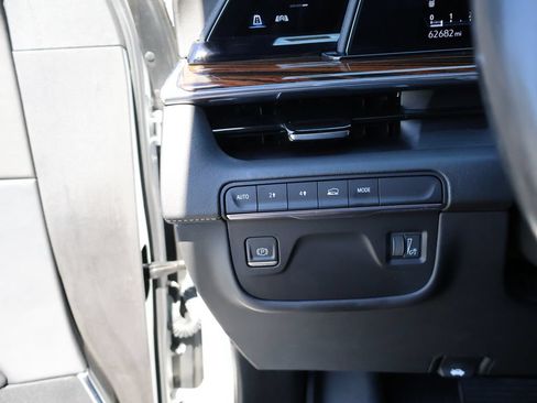 Used 2022 Cadillac Escalade Luxury w/ LPO, Floor Liner Package AWD/4WD image 38