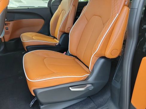 New 2026 Chrysler Pacifica Pinnacle image 11
