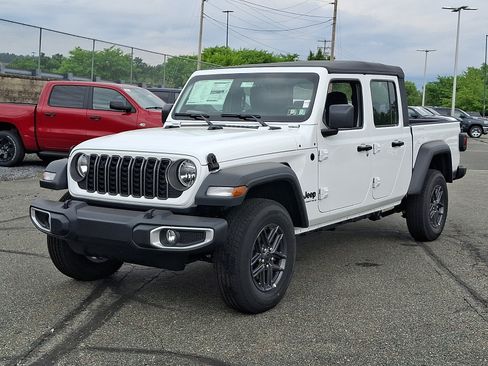 Used 2026 Jeep Gladiator Sport AWD/4WD image 2