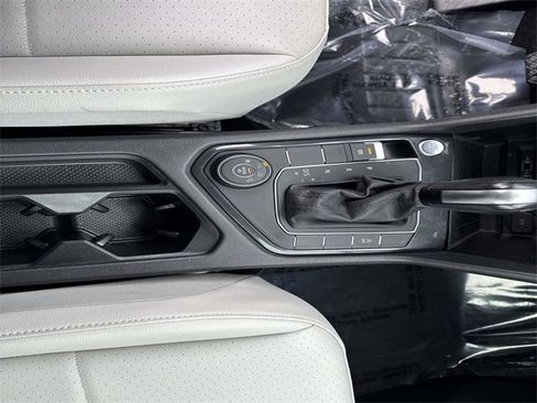 Used 2020 Volkswagen Tiguan SE w/ Panoramic Sunroof Package image 26