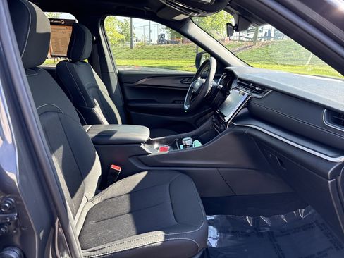 Certified 2025 Jeep Grand Cherokee Laredo X image 28