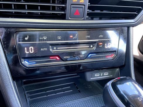 Used 2025 Volkswagen Jetta SE image 32