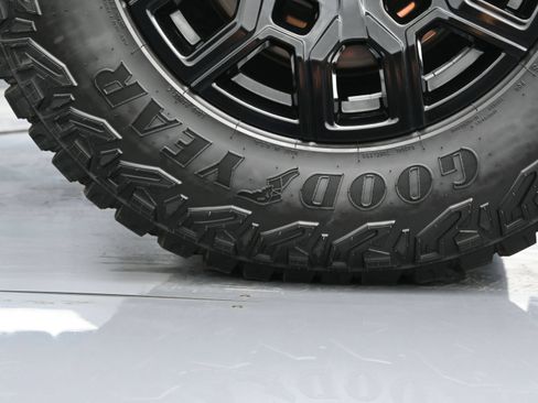Used 2023 GMC Sierra 1500 AT4 w/ Technology Package AWD/4WD image 41