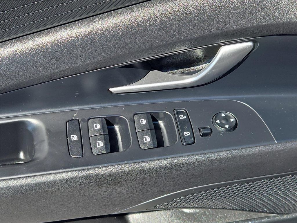 Used 2022 Hyundai Elantra SE w/ Cargo Package FWD image 13