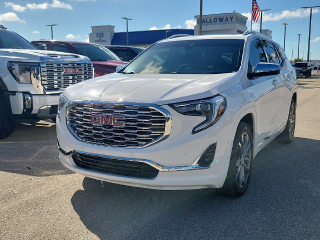 Used 2020 GMC Terrain Denali w/ Denali Premium Package FWD image 3