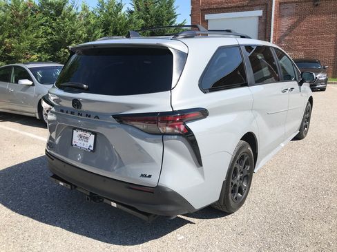 Certified 2025 Toyota Sienna XLE Woodland Edition AWD/4WD image 8