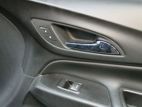 Used 2020 Chevrolet Equinox LT w/ Driver Convenience Package image 9