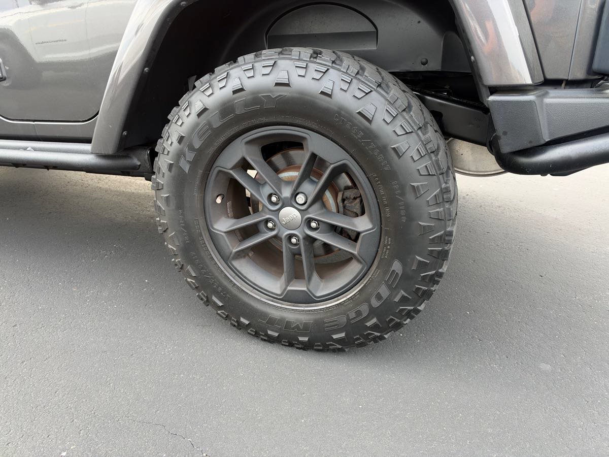 Used 2017 Jeep Wrangler Unlimited Sahara AWD/4WD image 8