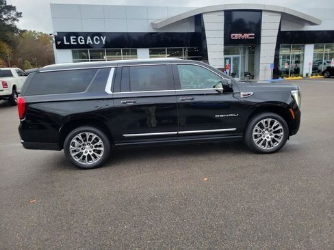 Used 2025 GMC Yukon XL Denali w/ Denali Reserve Package image 7