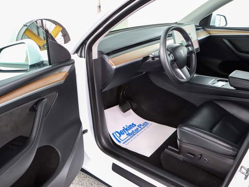 Used 2023 Tesla Model Y Long Range image 3