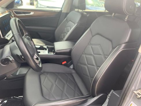 Used 2025 Volkswagen Atlas SE AWD/4WD image 14