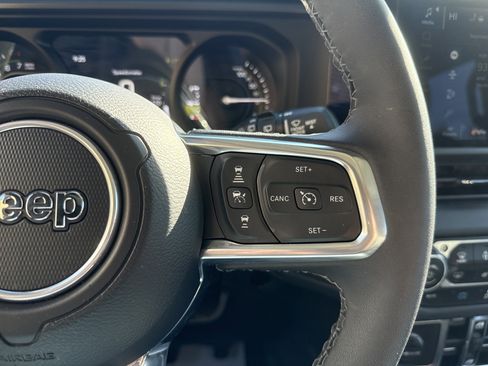 Used 2025 Jeep Wrangler Unlimited Sahara AWD/4WD image 19