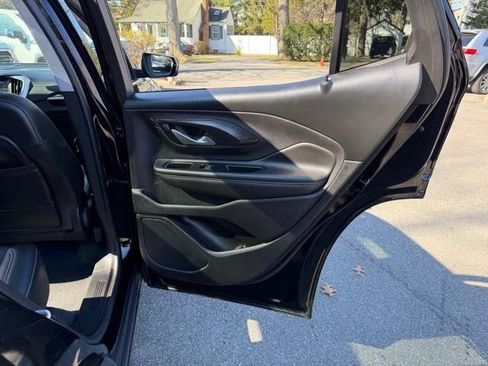 Used 2022 GMC Terrain SLT w/ Infotainment Package II image 13