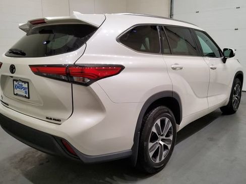 Used 2020 Toyota Highlander XLE AWD/4WD image 7