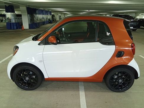 Used 2016 smart fortwo passion RWD image 7