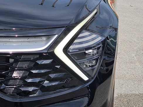 Certified 2024 Kia Sportage EX image 8