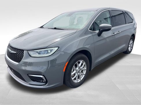 Used 2023 Chrysler Pacifica Touring-L image 9