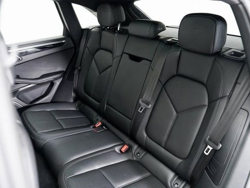 Certified 2025 Porsche Macan image 28