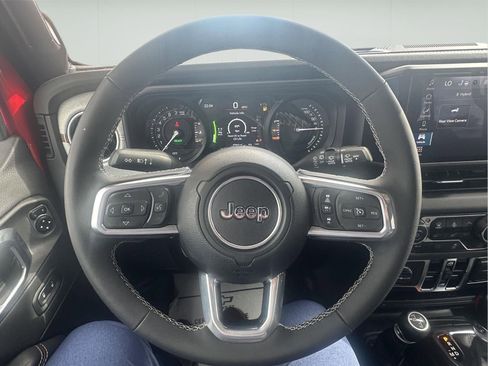 Used 2025 Jeep Wrangler Sahara image 34