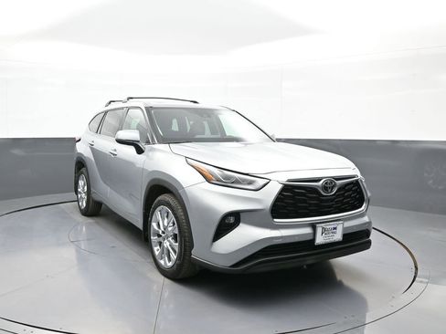 Certified 2024 Toyota Highlander Limited AWD/4WD image 3