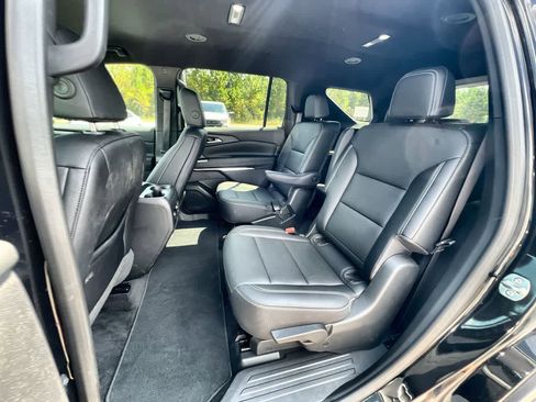 Used 2025 Chevrolet Traverse LT image 24