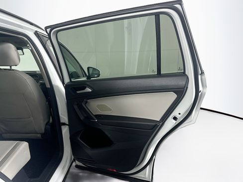 Used 2020 Volkswagen Tiguan SE w/ Panoramic Sunroof Package FWD image 30