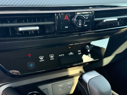 New 2025 Nissan Kicks SR image 27