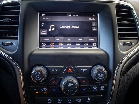 Used 2020 Jeep Grand Cherokee Laredo w/ Security & Convenience Group image 39