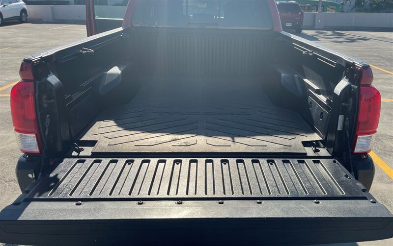 Used 2017 Toyota Tacoma SR5 RWD image 11