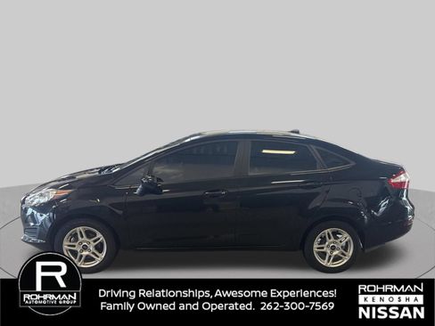 Used 2017 Ford Fiesta SE FWD image 2