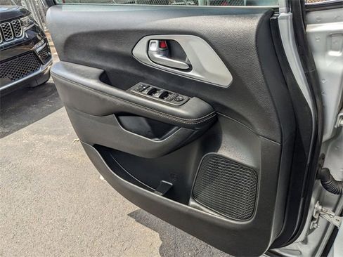 Used 2023 Chrysler Pacifica Touring image 18