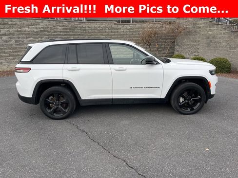 Used 2023 Jeep Grand Cherokee Limited w/ Black Appearance Package image 3