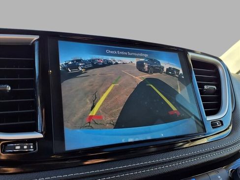 Used 2024 Chrysler Pacifica Select image 6