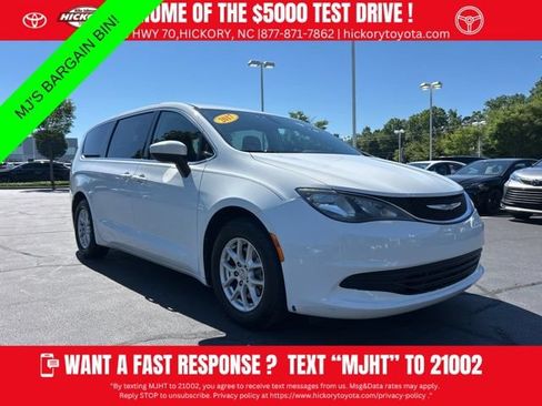 Used 2017 Chrysler Pacifica Touring FWD image 1