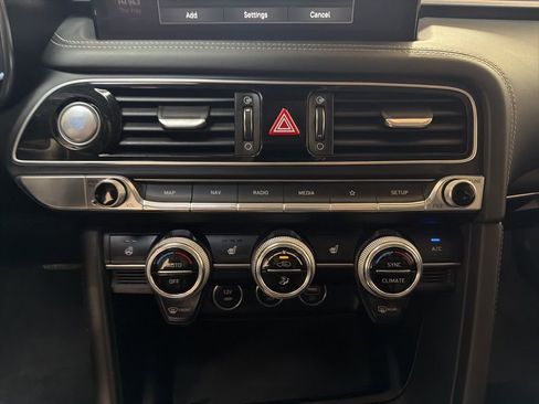 Used 2022 Genesis G70 2.0T AWD/4WD image 20