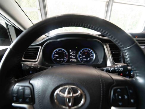 Used 2019 Toyota Highlander Plus w/ Carpet Mat Package (TMS) AWD/4WD image 15