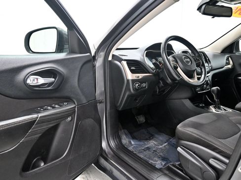 Used 2015 Jeep Cherokee Latitude w/ Cold Weather Group AWD/4WD image 4