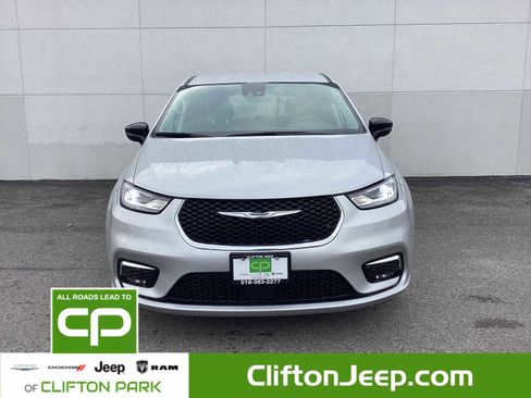 Certified 2024 Chrysler Pacifica Touring-L image 2