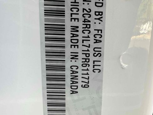 Used 2023 Chrysler Pacifica Touring-L image 14