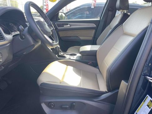 Certified 2021 Volkswagen Atlas Cross Sport SE w/ Panoramic Sunroof Package FWD image 16