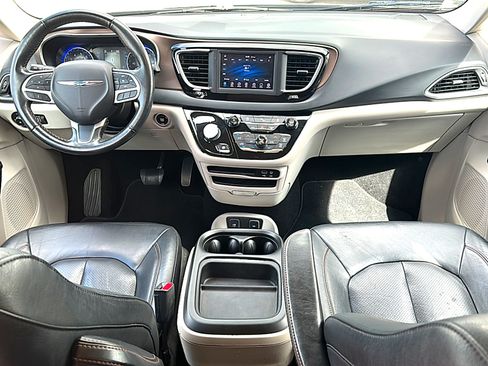 Used 2019 Chrysler Pacifica Touring-L FWD image 21