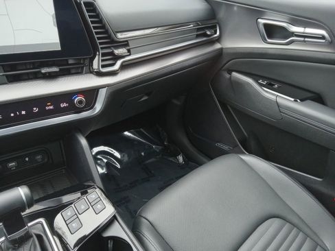 Used 2025 Kia Sportage SX image 19