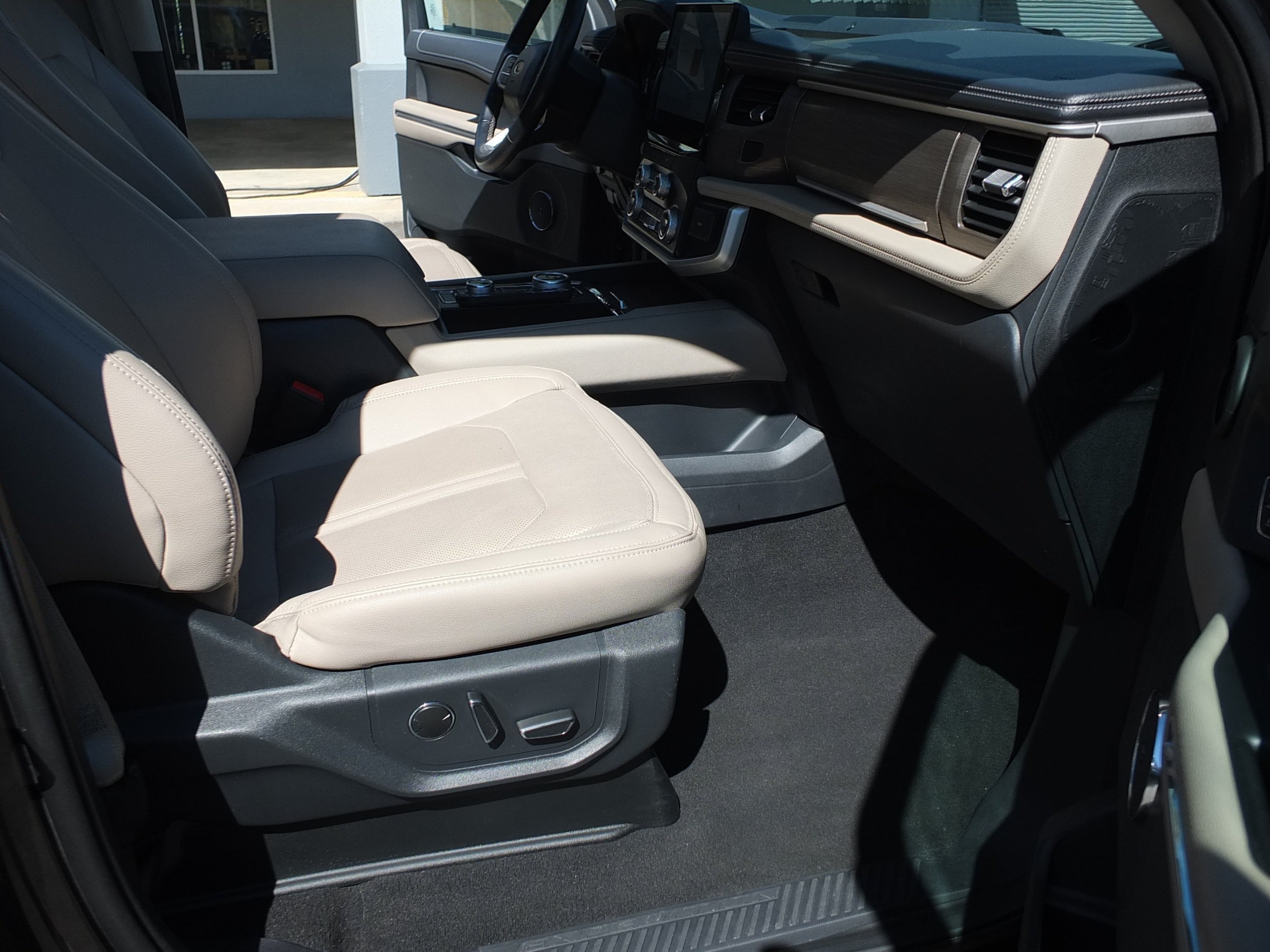 Used 2024 Ford Expedition Max Limited AWD/4WD image 15
