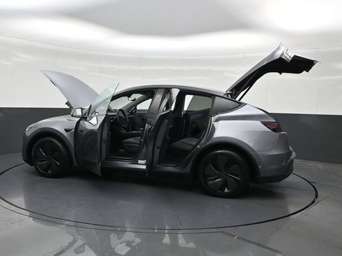 Used 2026 Tesla Model Y 2WD image 33