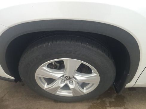 Used 2023 Toyota Highlander L FWD image 20
