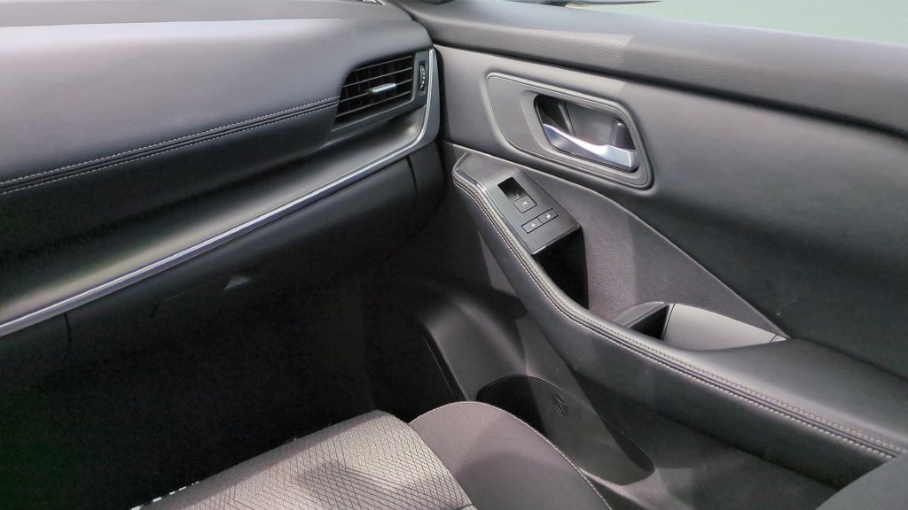 Used 2025 Nissan Rogue SV FWD image 16