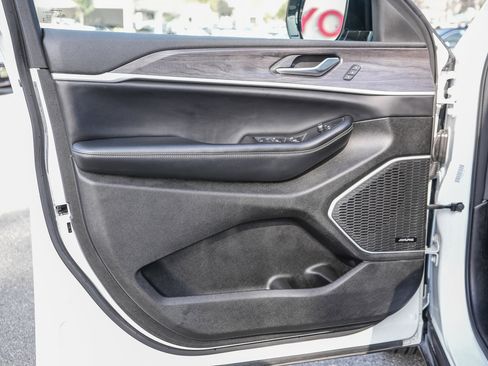 Used 2023 Jeep Grand Cherokee L Limited image 22