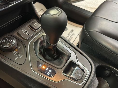 Used 2021 Jeep Cherokee Trailhawk w/ Technology Group AWD/4WD image 24