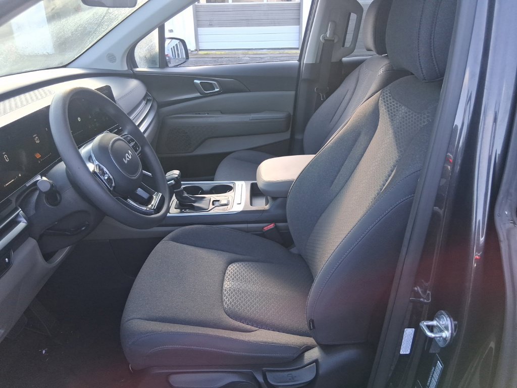 Used 2026 Kia Carnival LX FWD image 12