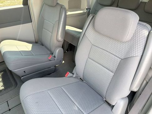 Used 2010 Chrysler Town & Country Touring FWD image 22